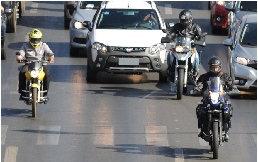 Venda de motos cresce, enquanto cai a de carros, num Brasil mais pobre