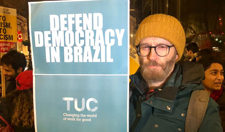 Petistas no exterior organizam atos em defesa de Lula e da democracia