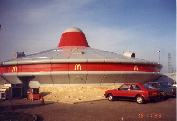 De avião a disco voador, conheça restaurantes malucos do McDonald's que fracassaram