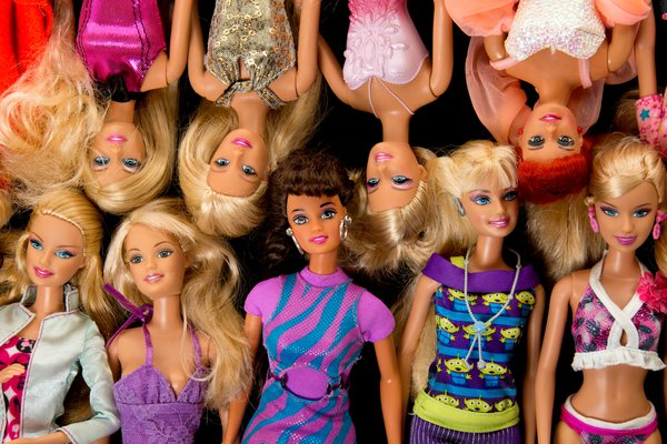 'Ditadura da Barbie': como a boneca deturpou corpos e segregou pessoas
