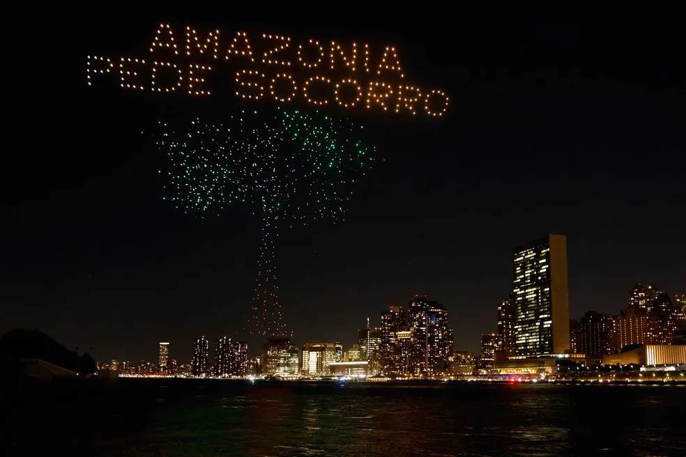 Nova York recebe iluminação de drones em defesa da Floresta Amazônica