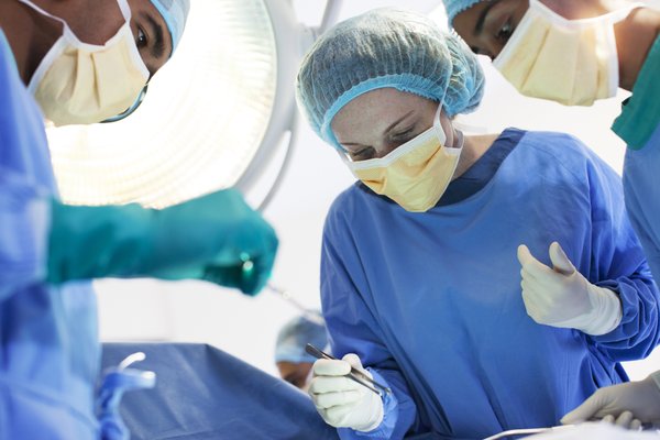 Pacientes se recuperam melhor quando são operados por mulheres, diz estudo