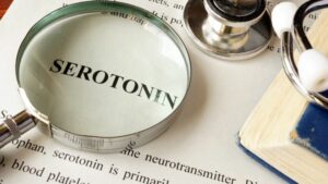 Baixa serotonina pode ter ligação com sintomas de covid longa