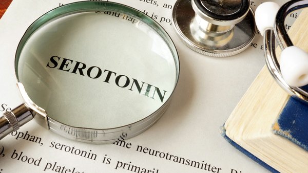 Baixa serotonina pode ter ligação com sintomas de covid longa
