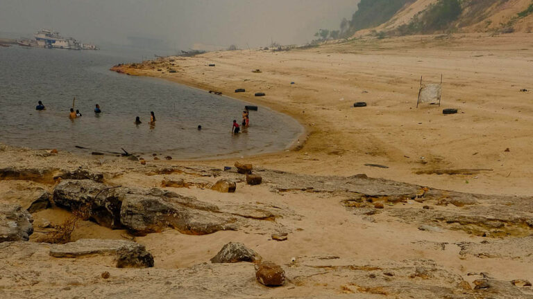 Gravuras rupestres sob ameaças no rio Negro