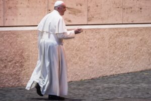 Mundo está entrando em colapso, diz papa em nova encíclica