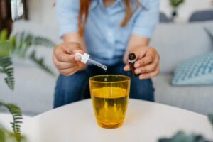 O efeito de medicamentos líquidos pode ser cortado com água?