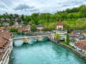 Trabalhadores voltam para casa nadando na Suíça