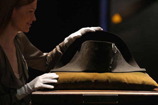 Chapéu de Napoleão Bonaparte é leiloado por R$ 10 milhões