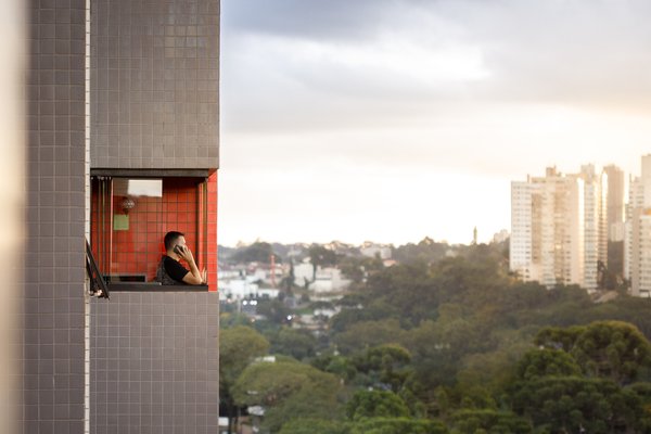 Como edifícios residenciais estão afetando nossa psicologia social?