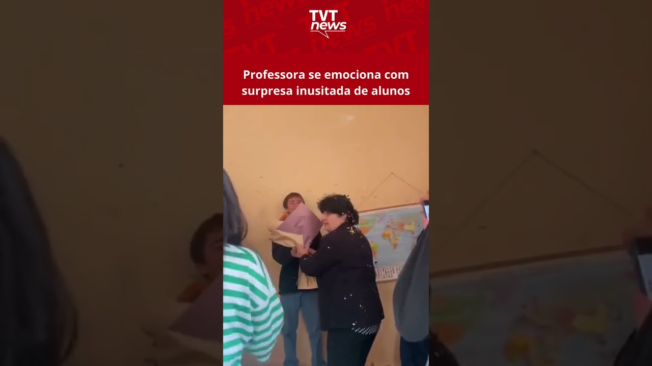 Professora se emociona com surpresa inusitada de alunos