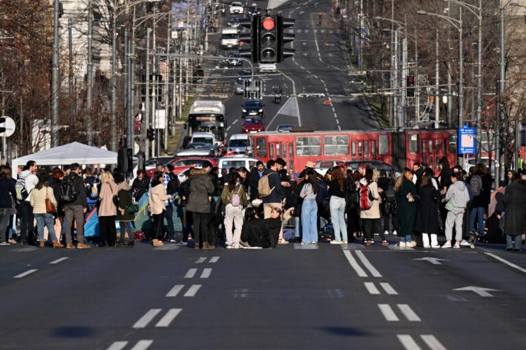 Estudantes sérvios bloqueiam Belgrado contra resultado das eleições – Mundo – CartaCapital