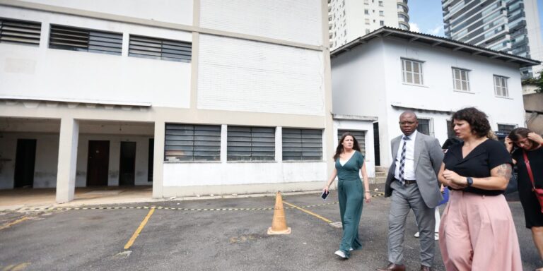 Silvio Almeida conhece projeto para Centro de Memória da ditadura