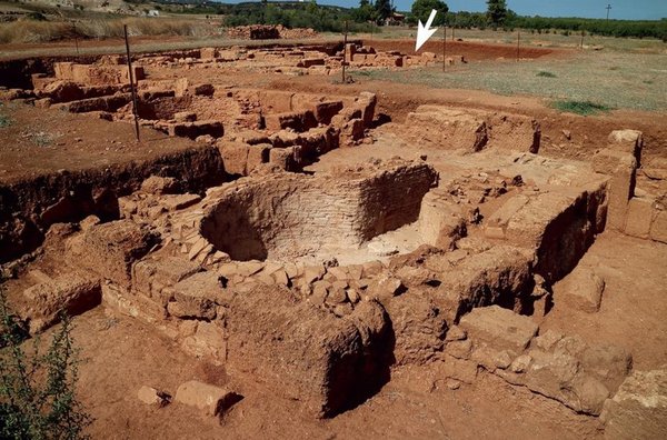 Arqueólogos descobrem loja de vinhos do império romano