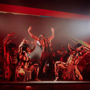 Bailarina amazonense se destaca no carnaval carioca representando povos Yanomami