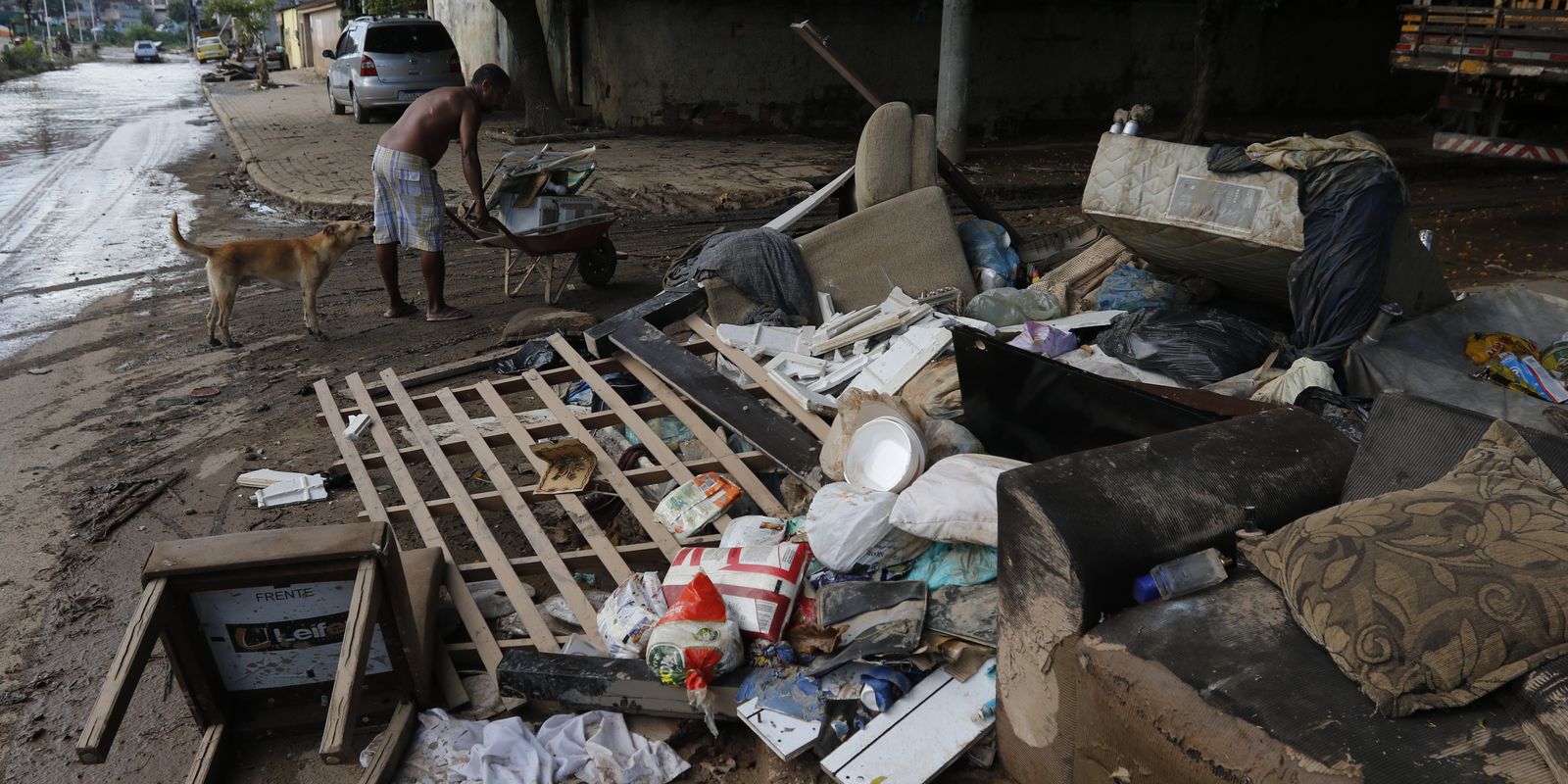 Moradores da Baixada Fluminense começam a receber o Cartão Recomeçar