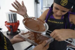 Comunidade na Amazônia experimenta novo modo de vida por meio de biofábrica de chocolate