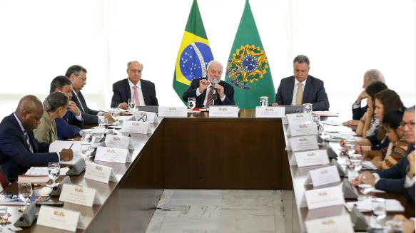 Lula defende uso do poder da máquina pública contra garimpo ilegal em terras indígenas Yanomami