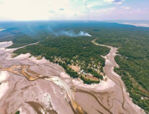 Seca histórica na Amazônia em 2023 foi 30 vezes mais provável devido à mudança climática