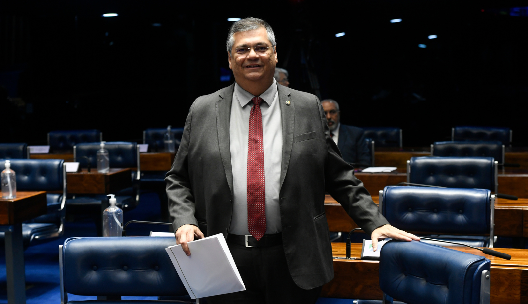 Antes de deixar o Senado, Dino apresenta PEC contra aposentadoria compulsória de juízes e militares – Política – CartaCapital