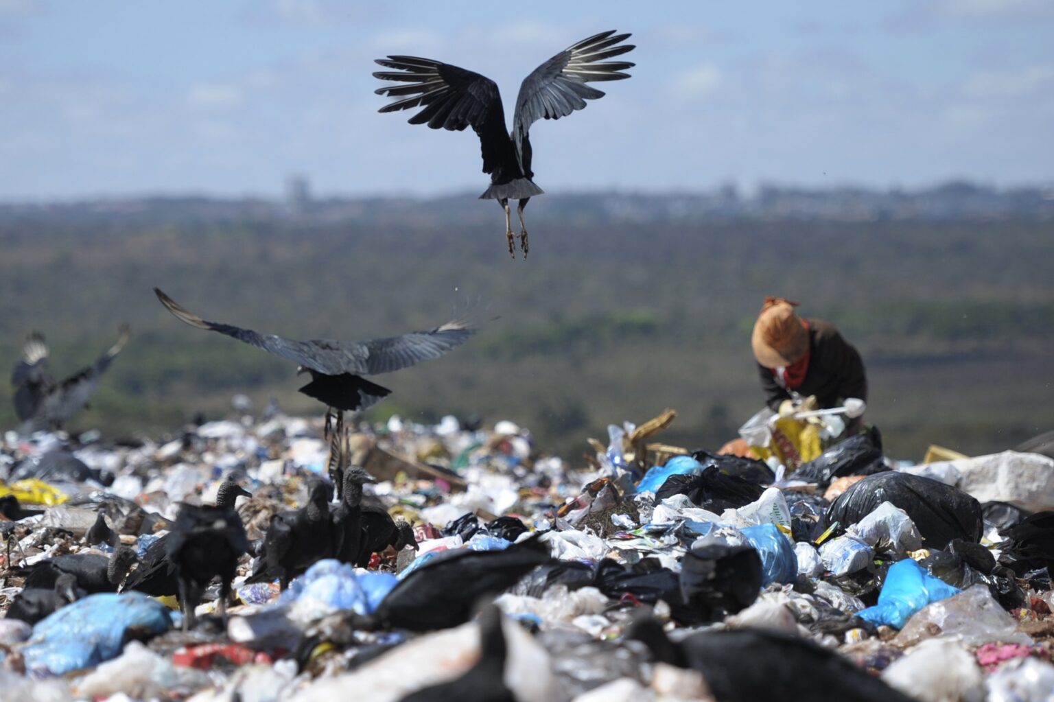 Novos dados confirmam que destinação do lixo piorou sob Bolsonaro
