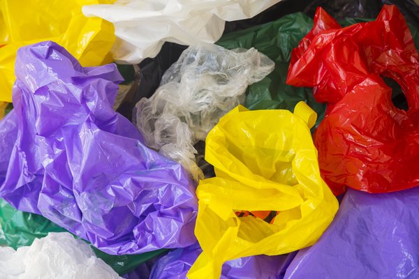 Proibições de sacolas plásticas já impediram o uso de bilhões delas