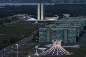 Quais países têm as capitais mais distantes do litoral?