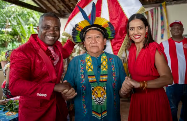 'Reunir forças', Davi Kopenawa celebra união entre povo Yanomami e cultura negra em desfile da Salgueiro