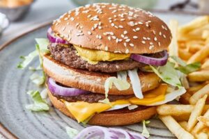 Os ultraprocessados estão destruindo a saúde das pessoas, principalmente a dos mais pobres. (Fonte: GettyImages/Reprodução)