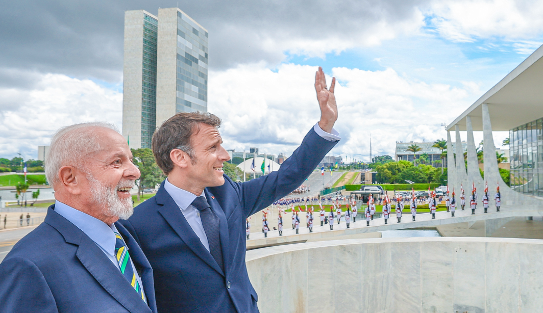 Ao lado de Macron, Lula diz ver democracia global 'sob a sombra do extremismo' – Política – CartaCapital