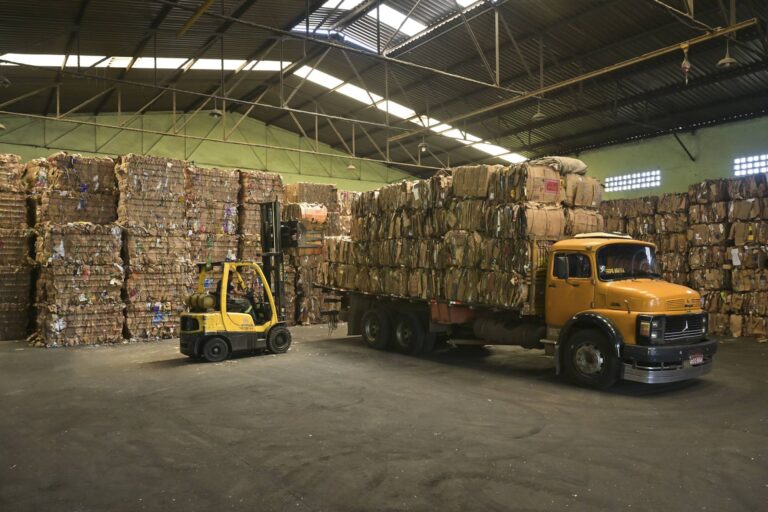 Excesso de estoques e preferência por celulose virgem geram crise na reciclagem de papéis