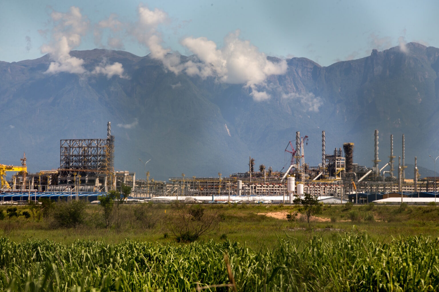 Impasse ambiental e fundiário pode travar licença de operação de unidade de gás da Petrobras no RJ