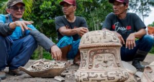 Pesquisadores investigam urnas funerárias encontradas por família em Alvarães, no interior do Amazonas