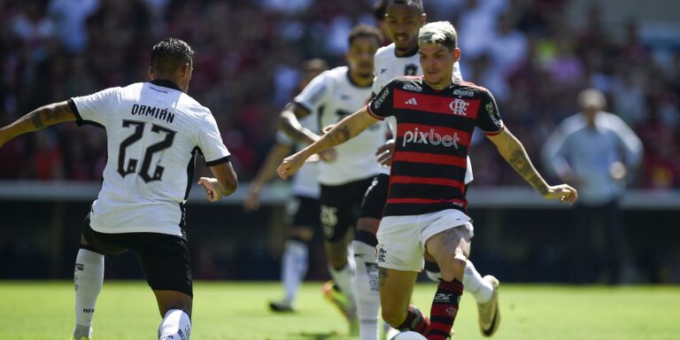 Botafogo vence Flamengo no Maracanã por 2 a 0