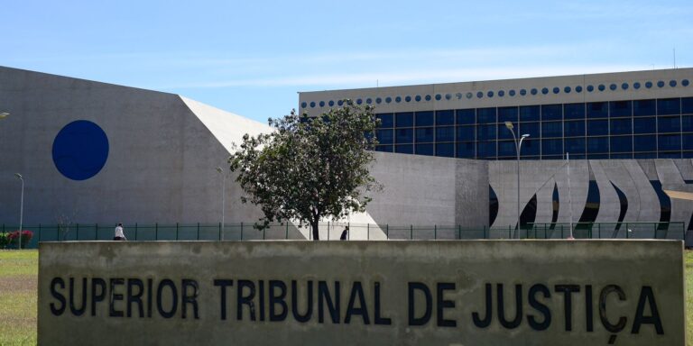 CNJ suspende norma que proíbe uso de cropped no STJ