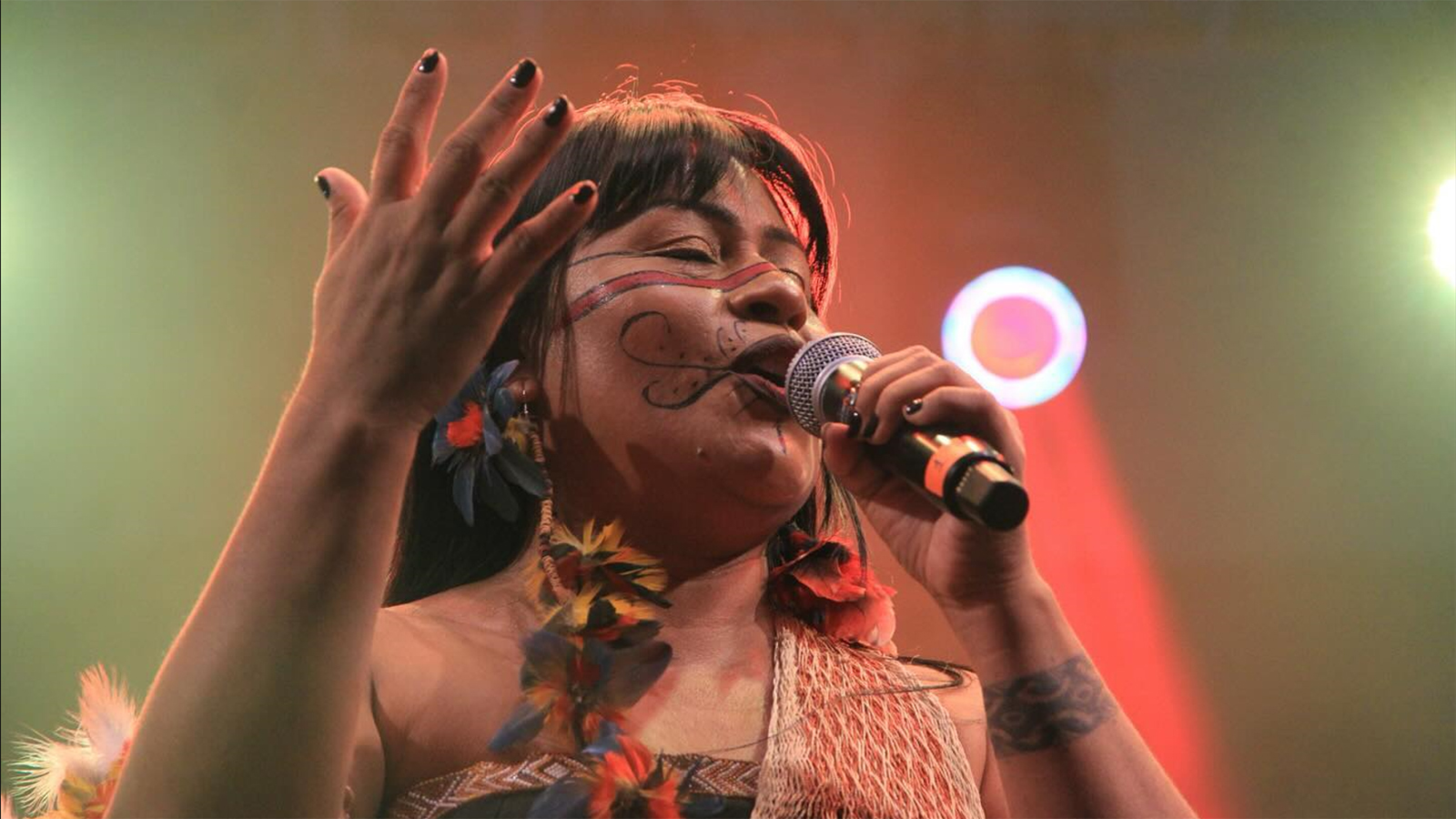 Djuena Tikuna leva música indígena ao mundo 
