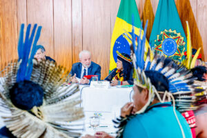 Em reunião com representes indígenas, Lula anuncia força-tarefa por demarcações