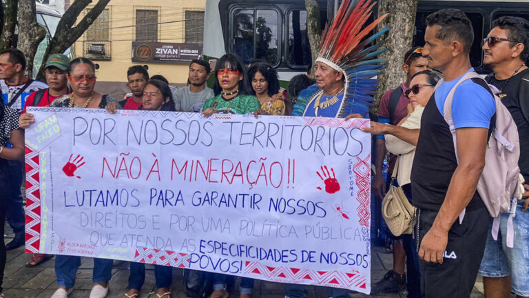 populações indígenas protestam contra mineração em terras indígenas em Manaus