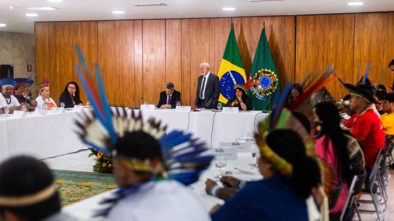 Lideranças indígenas reunem com presidente Lula e a ministra dos povos indígenas Sonia Guajajara, lideranças pedem força-tarefa para acelerar processos de homolagação de terras indígenas (Foto: @kamikiakisedje / APIB).