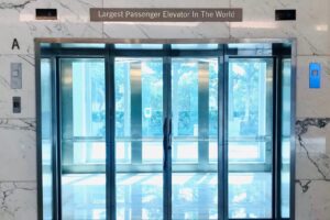 Maior elevador do mundo pode carregar até 235 pessoas; conheça