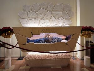 O corpo de Carlo Acutis está exposto numa igreja de Assis, com agasalho esportivo (Fonte: Wikimedia Commons)