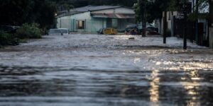 Córrego transborda e volta a invadir casas em Porto Alegre