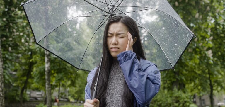 É verdade que dores de cabeça podem “prever” tempestades?