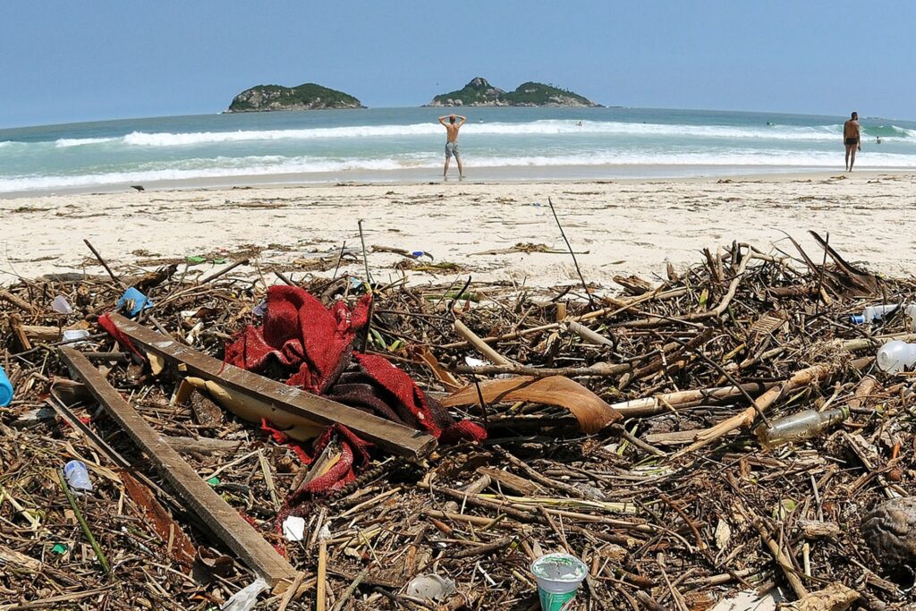 Governo do RJ recebe documento com recomendações para enfrentamento ao lixo no mar