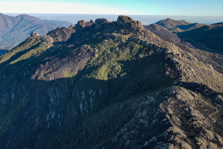 Após quatro dias de combate, incêndio é controlado no Parque Nacional de Itatiaia