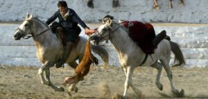 Buzkashi: o esporte do Afeganistão onde a bola é uma cabra sem cabeça