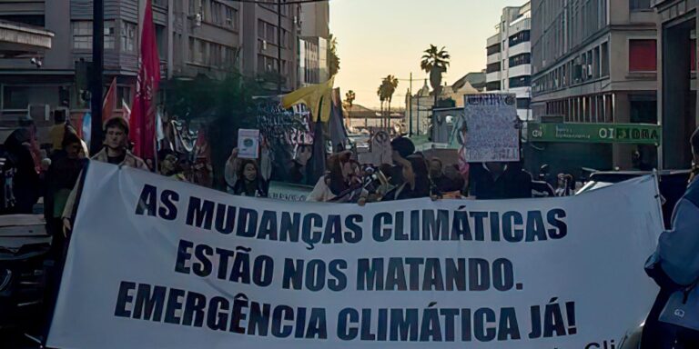 Eco pelo Clima faz protesto e acusa governo gaúcho de descaso