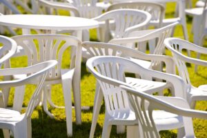 Monobloc: a cadeira mais famosa do mundo que você provavelmente tem em casa