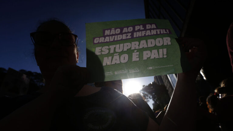 Mulheres estão nas ruas protestando contra o “PL do Estupro”