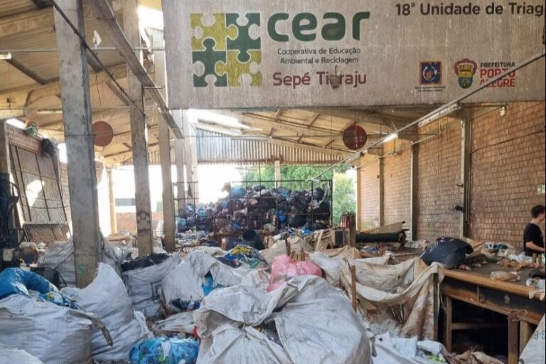 Mutirão para retomada de unidades geridas por cooperativas de reciclagem em Porto Alegre